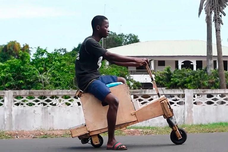  A scooter de madeira movida a luz solar